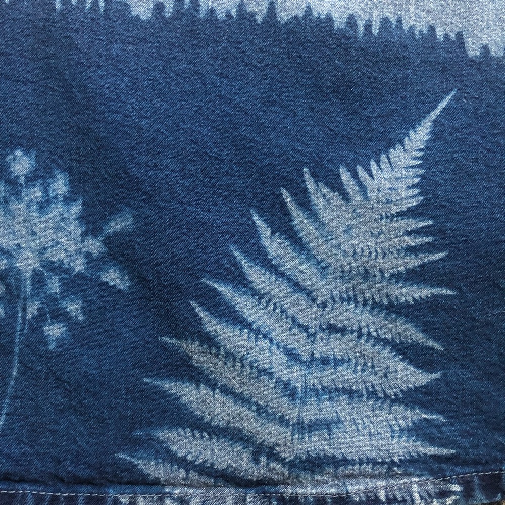 Gap sleeveless shirt with cyanotype